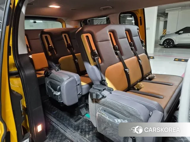 Hyundai Staria 2023 Желтый из Кореи, фото 4