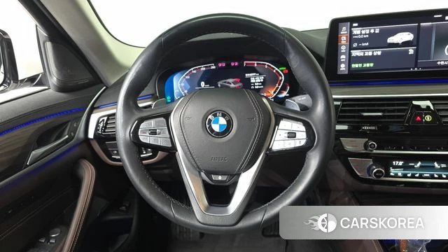 BMW 5 Series (G30) 2023 Белый из Кореи, фото 4