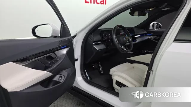 BMW 5 Series (G60) 2024 Белый из Кореи, фото 4