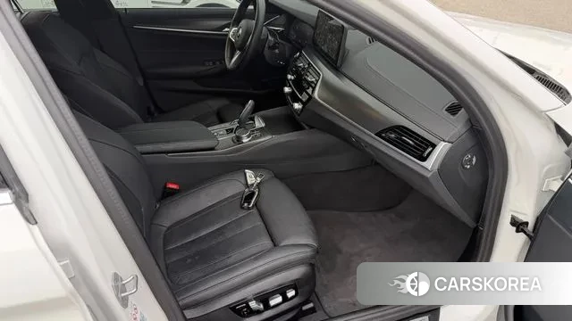 BMW 5 Series (G30) 2023 Белый из Кореи, фото 4