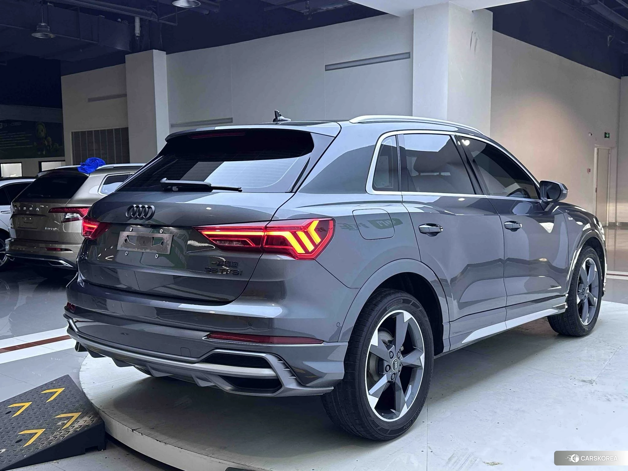 Audi Q3 2022 Темно-серый из Китая, фото 4