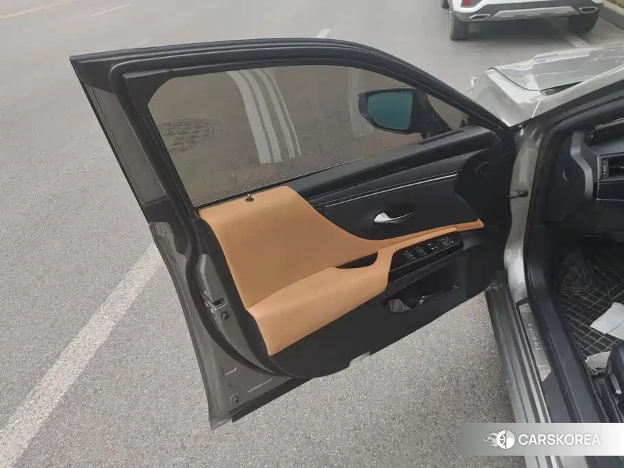 Lexus ES 2023 Silver/gray из Китая, фото 4