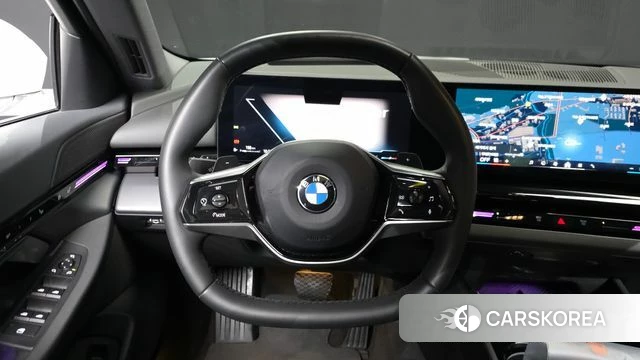 BMW 5 Series (G60) 2023 Белый из Кореи, фото 4