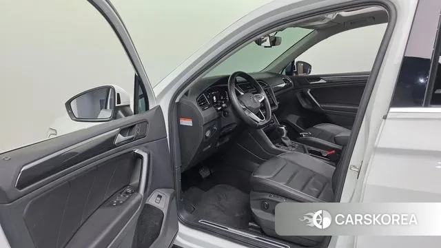 Volkswagen Tiguan second Generation 2022 Белый из Кореи, фото 4