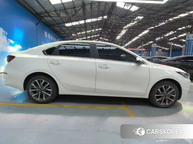 Kia K3 2023 Белый из Китая, фото 4