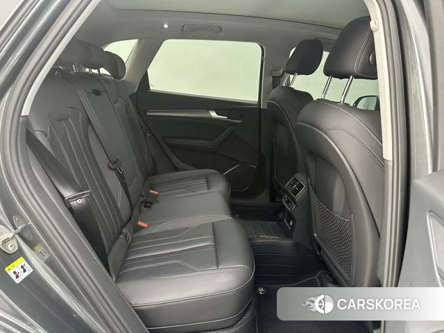 Audi Q5L 2022 Темно-серый из Китая, фото 4