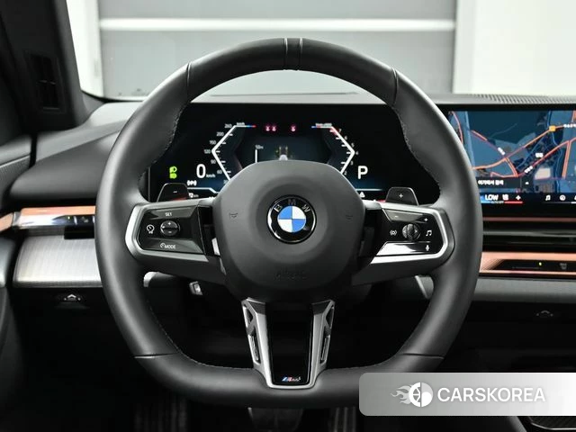 BMW 5 Series (G60) 2026 Светло-серебряный цвет из Кореи, фото 4