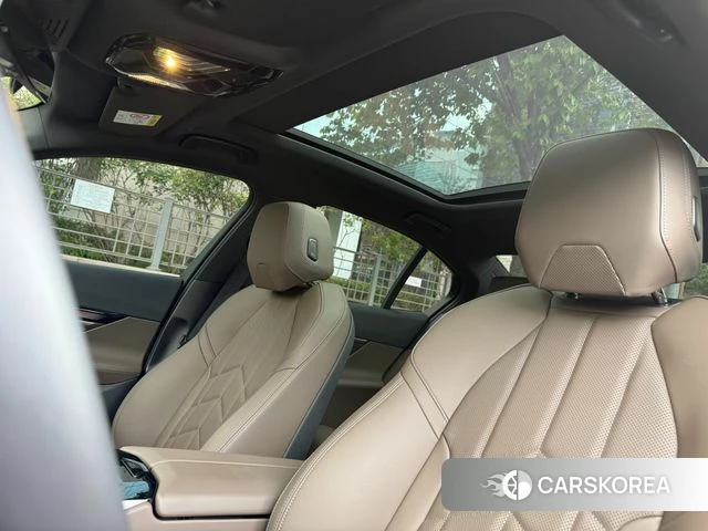 BMW 5 Series (G60) 2025 Черный из Кореи, фото 4