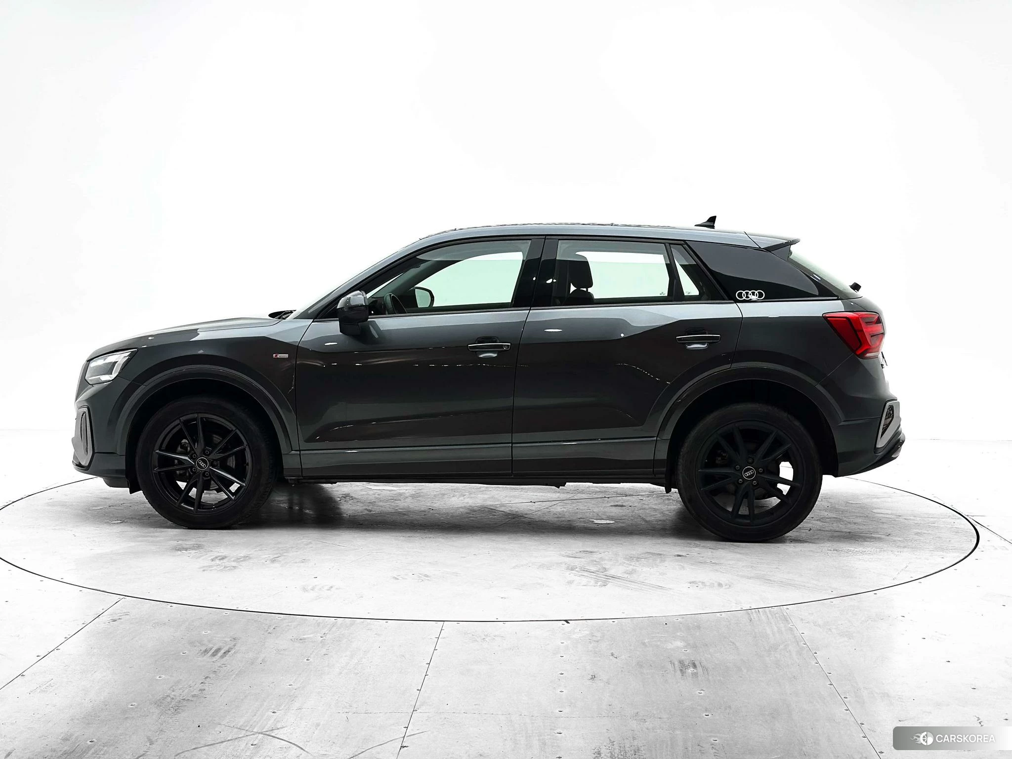Audi Q2L 2021 Темно-серый из Китая, фото 4