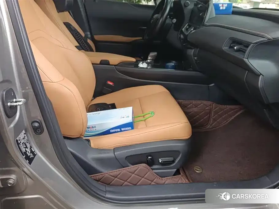 Lexus UX 2024 Silver/gray из Китая, фото 4
