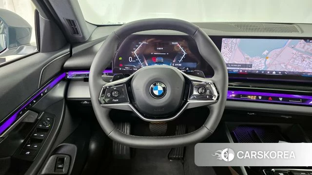 BMW 5 Series (G60) 2025 Небесно-голубой из Кореи, фото 4