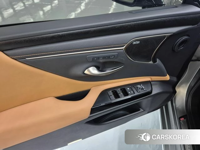Lexus ES300h 7th generation 2025 Песочный из Кореи, фото 4