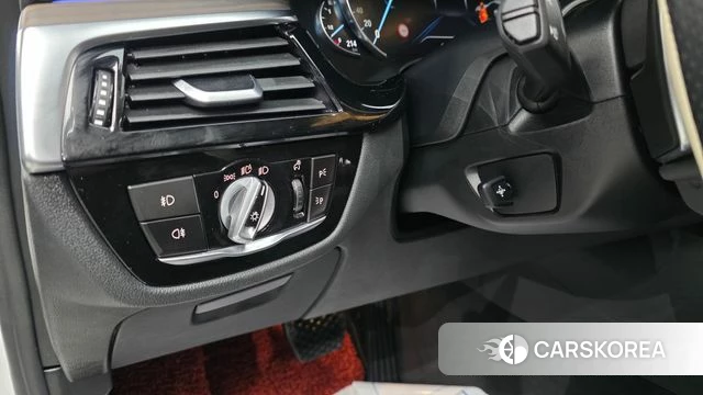 BMW 5 Series (G30) 2018 Белый из Кореи, фото 4