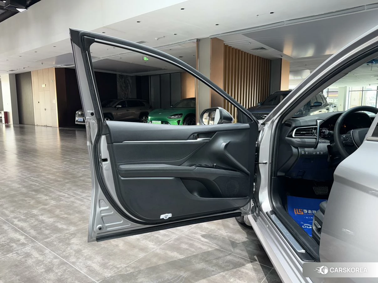 Toyota Camry 2021 Серебристо-серый из Китая, фото 4