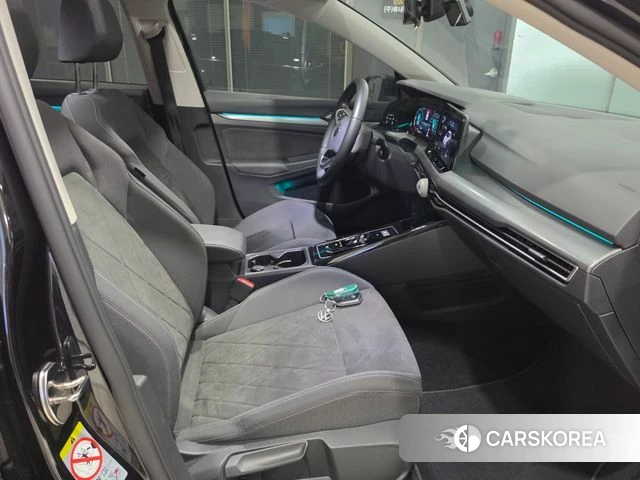 Volkswagen Golf 8th Generation 2023 Черный из Кореи, фото 4