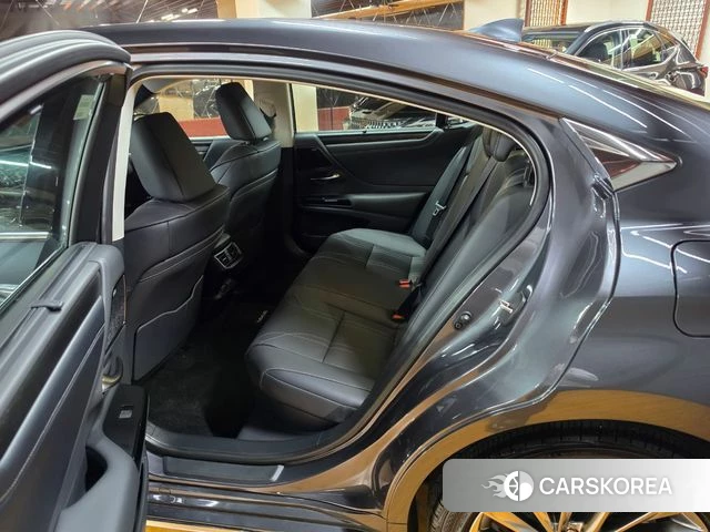 Lexus ES300h 7th generation 2025 Серый из Кореи, фото 4