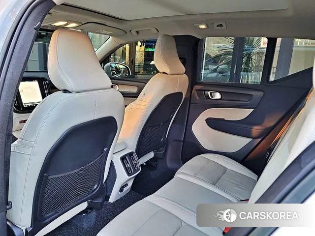 Volvo XC40 2023 Белый из Кореи, фото 4