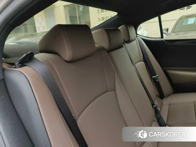 Lexus ES 2023 Серебристо-серый из Китая, фото 4