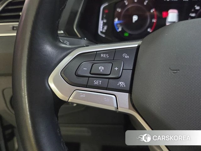 Volkswagen Tiguan Allspace 2023 Белый из Кореи, фото 4