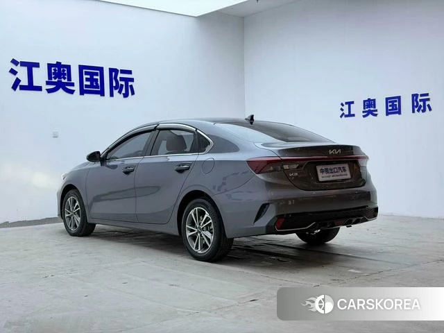 Kia K3 2023 Темно-серый из Китая, фото 4