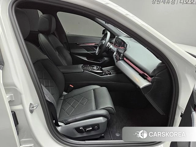 BMW 5 Series (G60) 2025 Белый из Кореи, фото 4