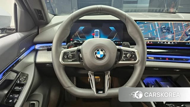 BMW 5 Series (G60) 2025 Светло-серебряный цвет из Кореи, фото 4