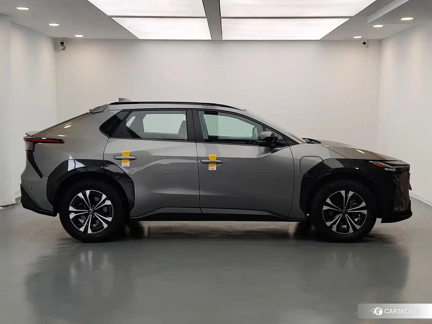 Toyota bZ4X 2023 Silver/gray из Китая, фото 4