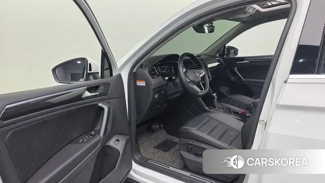 Volkswagen Tiguan second Generation 2022 Белый из Кореи, фото 4