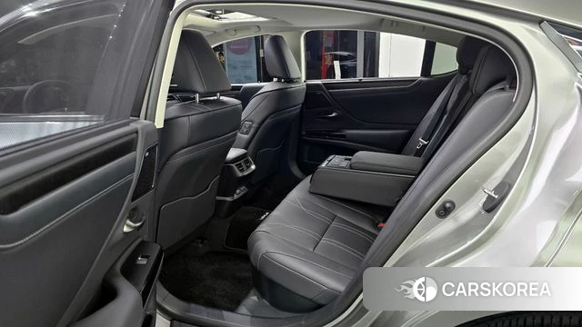 Lexus ES300h 7th generation 2024 Серебряный из Кореи, фото 4