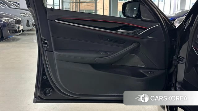 BMW 5 Series (G30) 2023 Черный из Кореи, фото 4