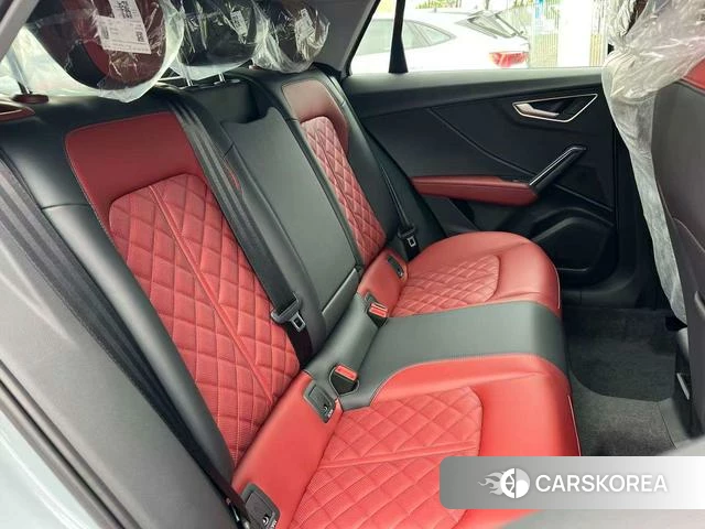 Audi Q2L 2025 Темно-серый из Китая, фото 4