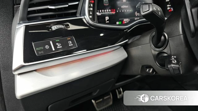 Audi Q8 (4M) 2025 Черный из Кореи, фото 4