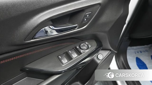 Chevrolet (GM Daewoo) Trax Crossover 2023 Светло-серебряный цвет из Кореи, фото 4