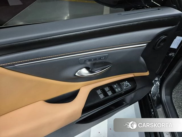 Lexus ES300h 7th generation 2024 Черный из Кореи, фото 4