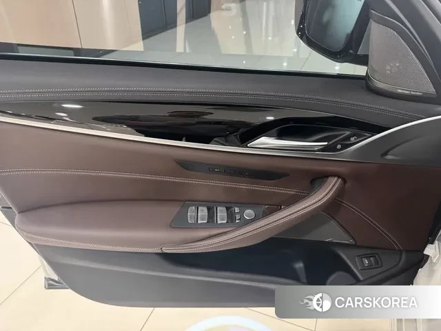 BMW 5 Series (G30) 2022 Белый из Кореи, фото 4