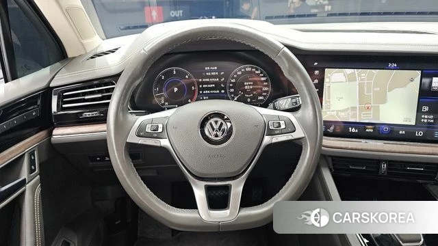 Volkswagen Touareg 3rd generation 2020 Черный из Кореи, фото 4