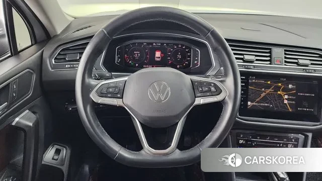 Volkswagen Tiguan Allspace 2023 Белый из Кореи, фото 4