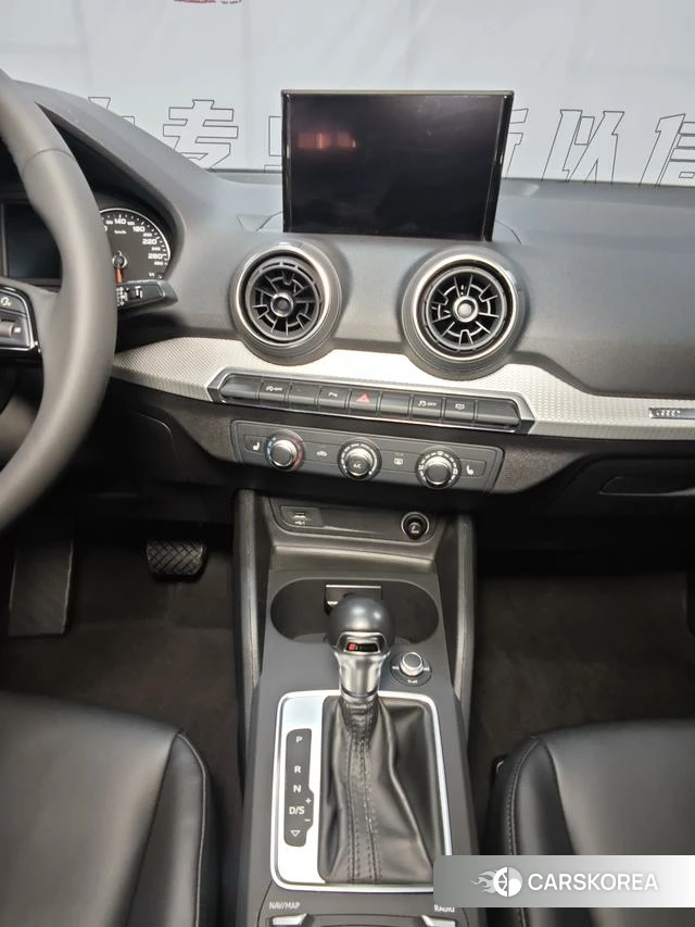 Audi Q2L 2021 Темно-серый из Китая, фото 4