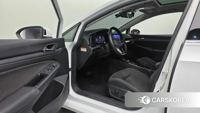 Volkswagen Golf 8th Generation 2023 Белый из Кореи, фото 4