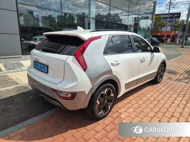 Kia Niro Plus 2022 Белый двухцветный из Кореи, фото 4
