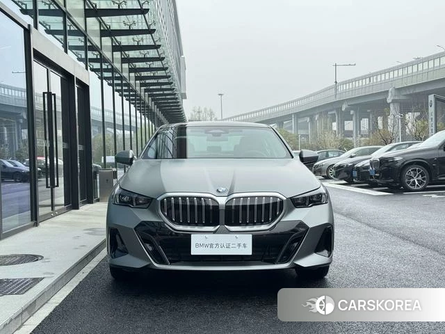 BMW 5 series (imported) 2025 Серебристо-серый из Китая, фото 4
