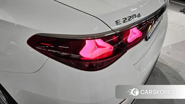 Mercedes-Benz E-Class W214 2024 Белый из Кореи, фото 4