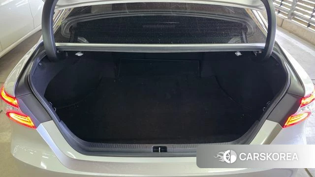 Toyota Camry (XV70) 2018 Светло-серебряный цвет из Кореи, фото 4