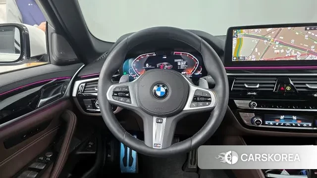 BMW 5 Series (G30) 2023 Белый из Кореи, фото 4