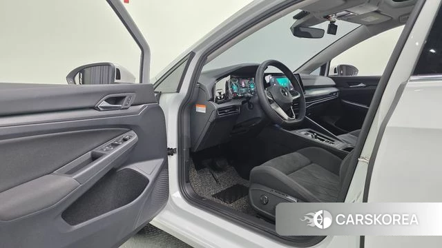 Volkswagen Golf 8th Generation 2022 Белый из Кореи, фото 4