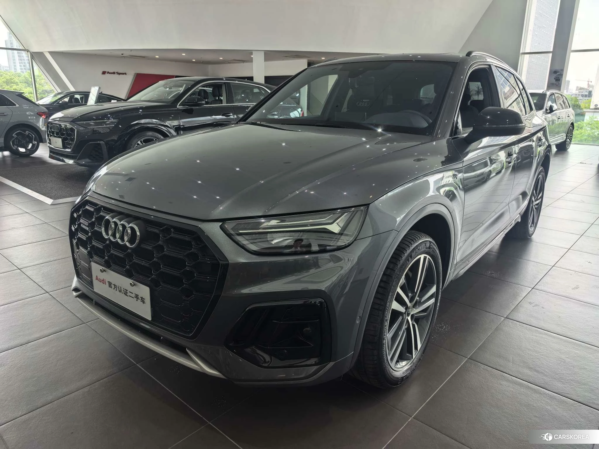 Audi Q5L 2021 Темно-серый из Китая, фото 4