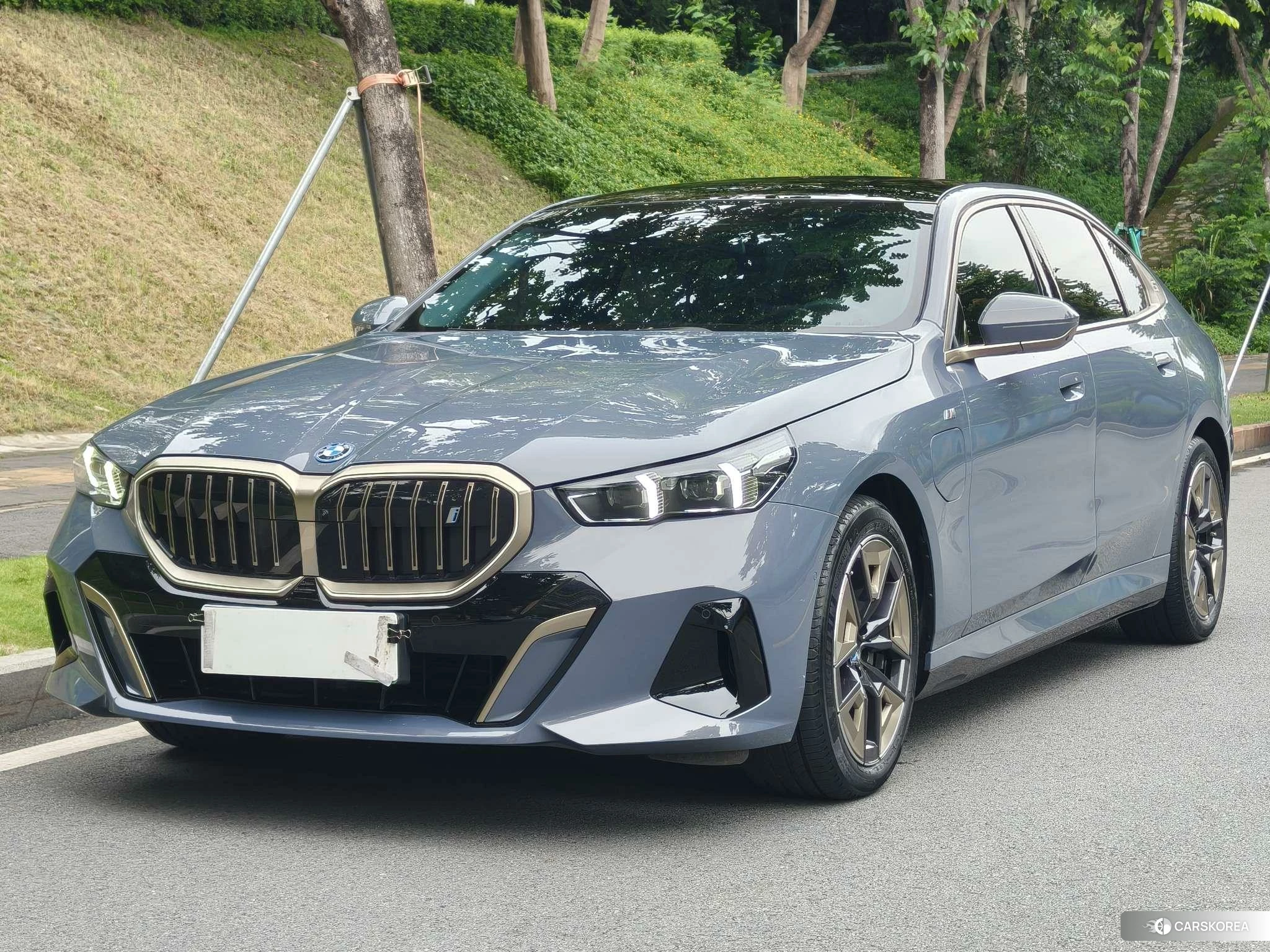 BMW i5 2024 Серебристо-серый из Китая, фото 4