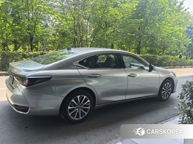 Lexus ES 2026 Серебристо-серый из Китая, фото 4