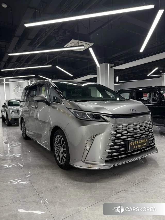 Lexus LM 2025 Серебристо-серый из Китая, фото 4