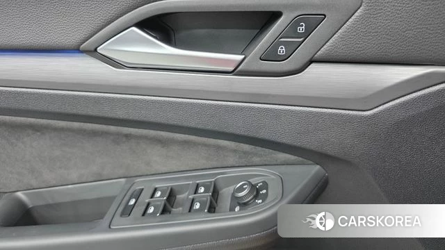 Volkswagen Golf 8th Generation 2023 Красный из Кореи, фото 4